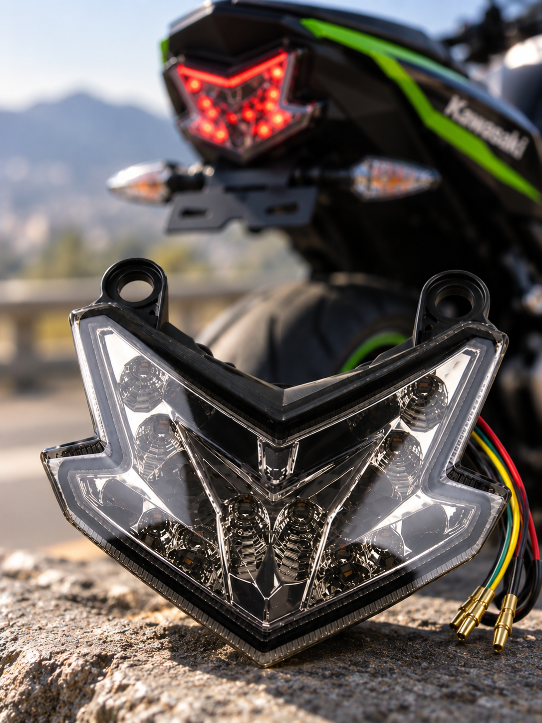 Lampu belakang dan penunjuk pada motosikal sukan