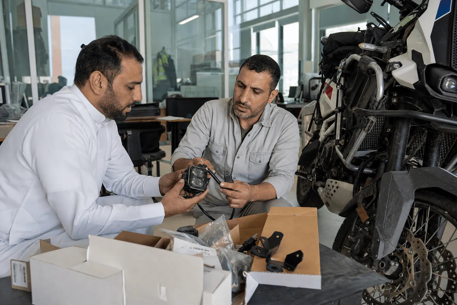 Un acheteur de pièces de moto au Moyen-Orient examine les exigences de montage, de câblage et d'emballage