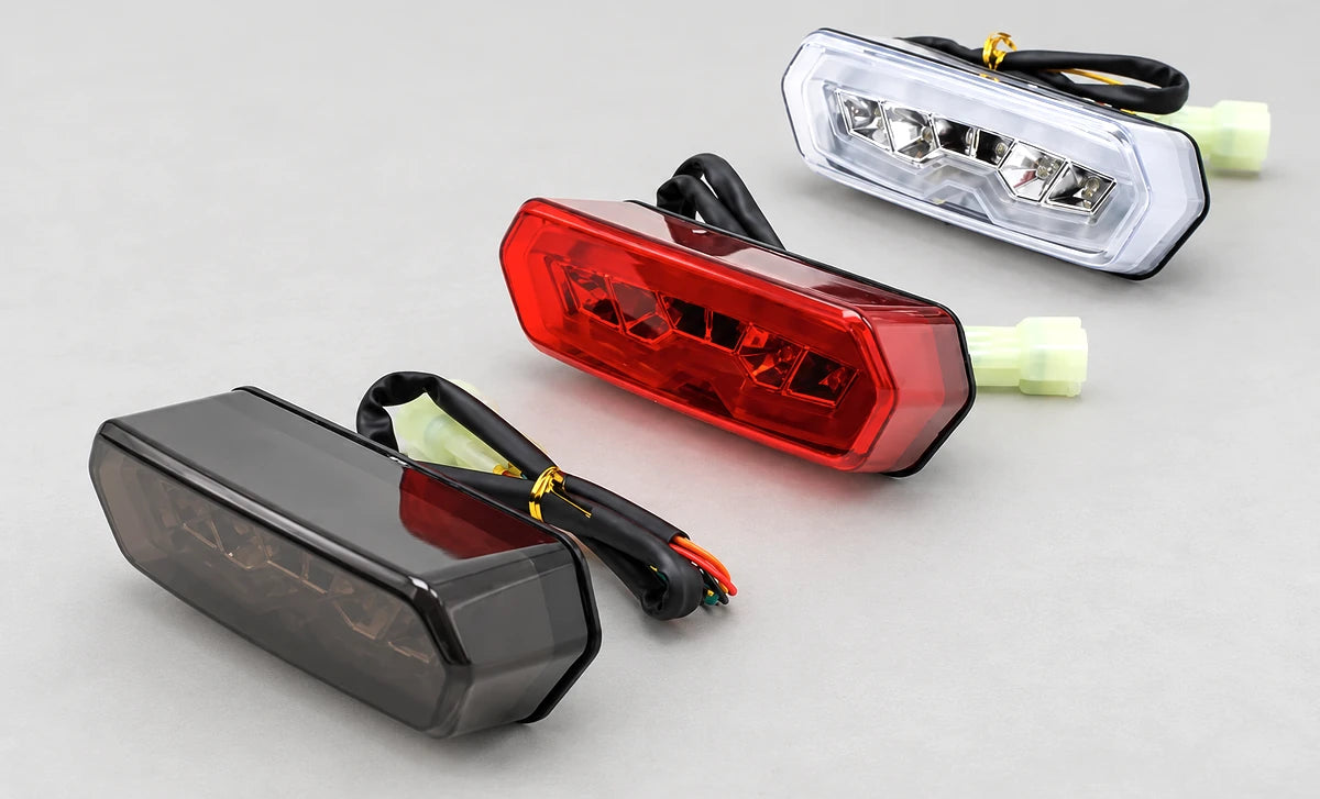 밝은 스튜디오 배경에서 촬영된 실제 카탈로그 소형 자전거 조명 제품